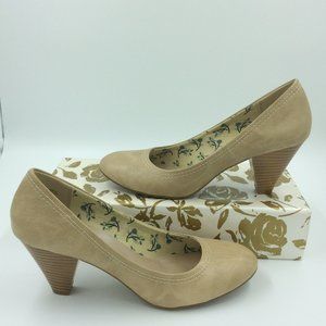 American Eagle Light Tan Pumps
